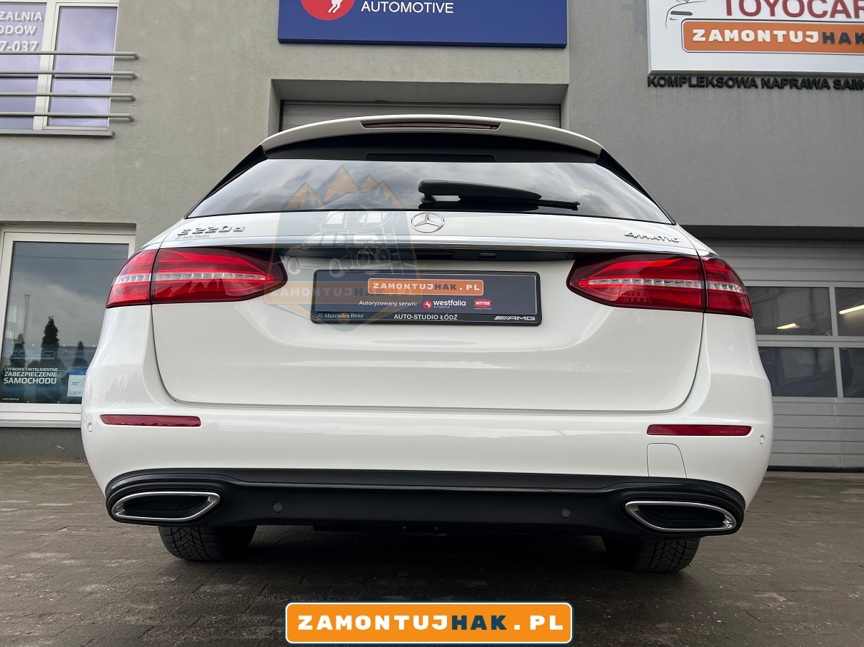 313524900113 Zdjęcie Mercedesa klasy E W213 kombi po montażu haka wypinanego pionowo Westfalia A40V na zdjeciu samochod z hakiem holowniczym